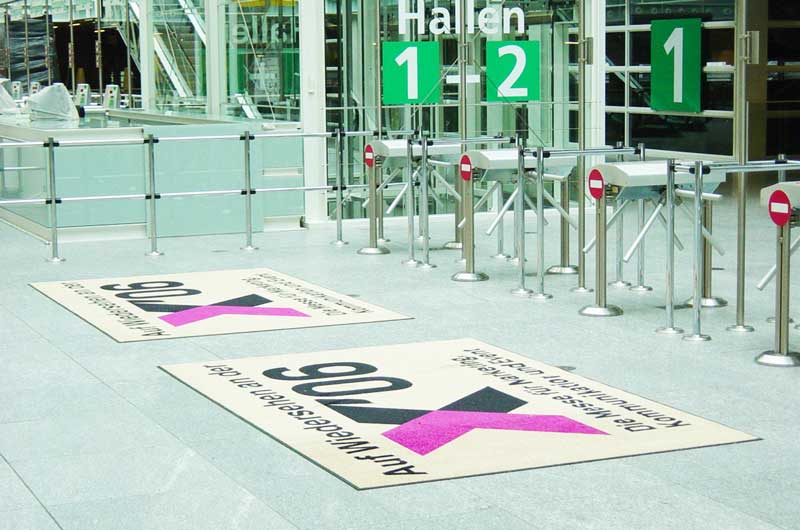 2 Logofußmatten mit Blick auf Messeeingang