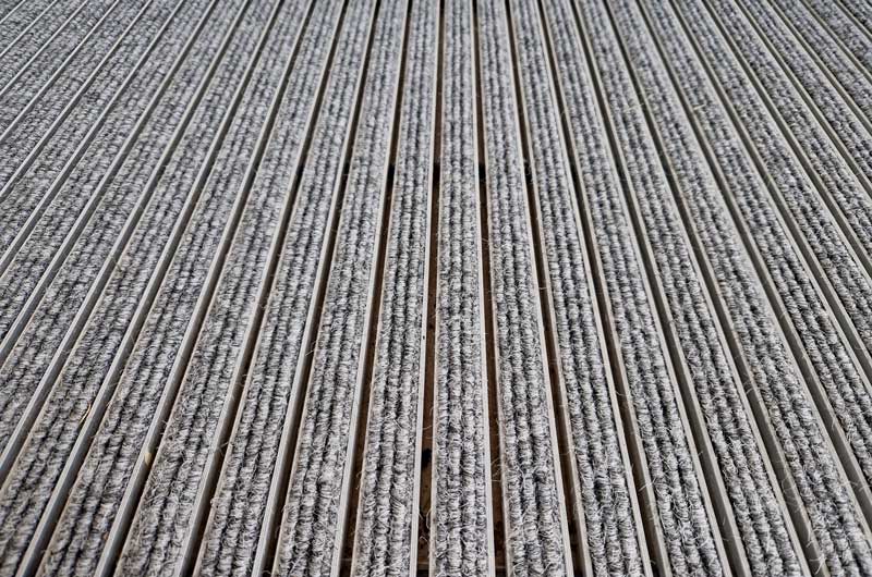 Detailansicht einer textilen, grauen Schmutzfangmatte